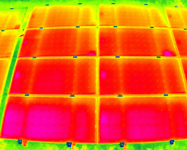 Drohnen-Thermografie einer Photovoltaikanlage zur Erkennung von Hotspots